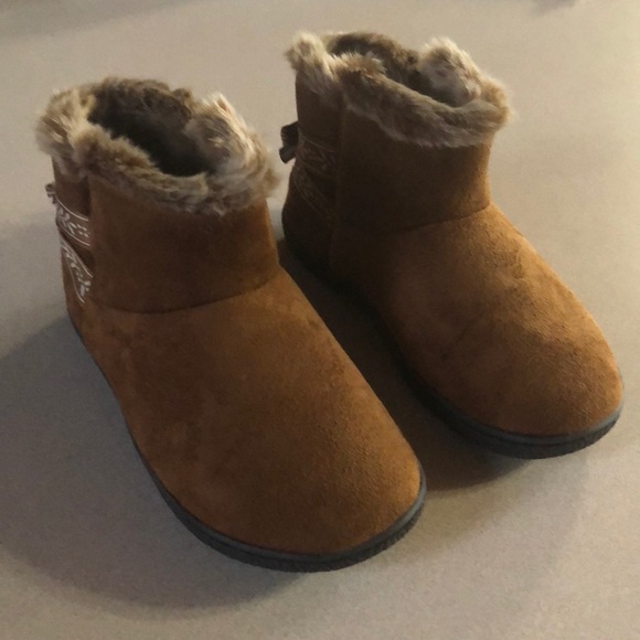 isotoner Shoes - ❄️NWOT tags Suede Slippers
